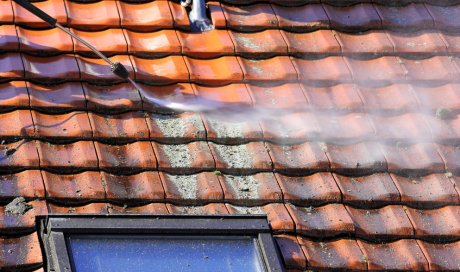 Nettoyage de toiture en béton par couvreur à Colomiers